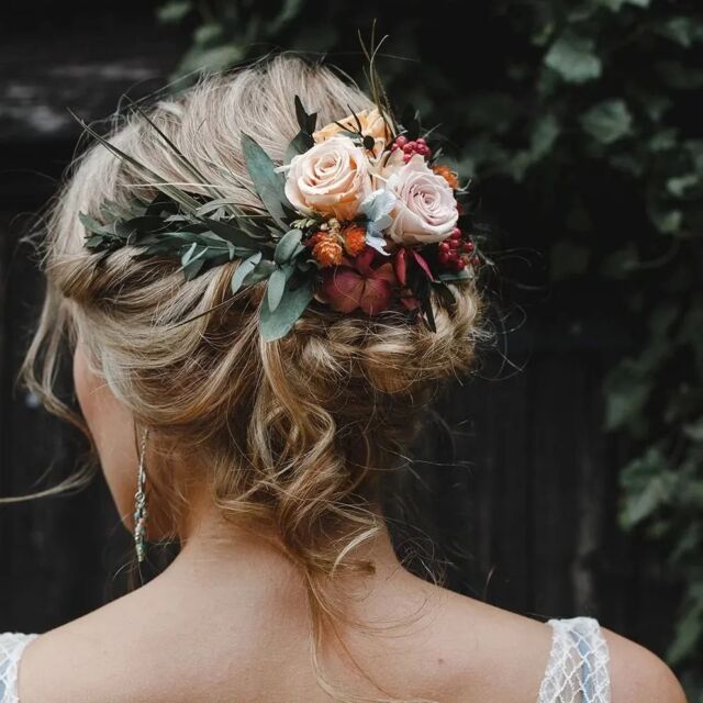 Happy New Year everyone!!! Here's to a 2023 of doing what we love and sharing that with those around us.💕
.
.
.
Can't wait to get back in to meeting my brides for their trials and weddings this year! Our style typically leads towards natural, fresh and 'undone' bridal hair and make-up. If that sounds like your vibe get in touch through the website! Happy to answer any questions hair or make-up related.