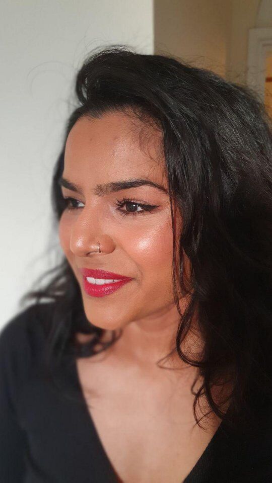 Soft glam make-up with glassy skin! My most requested make-up look. 😍 Come find out how to recreate this skin look on Saturday 20th May on my beginners make-up workshop, Ealing London. Link in bio or WhatsApp for more info. 💋