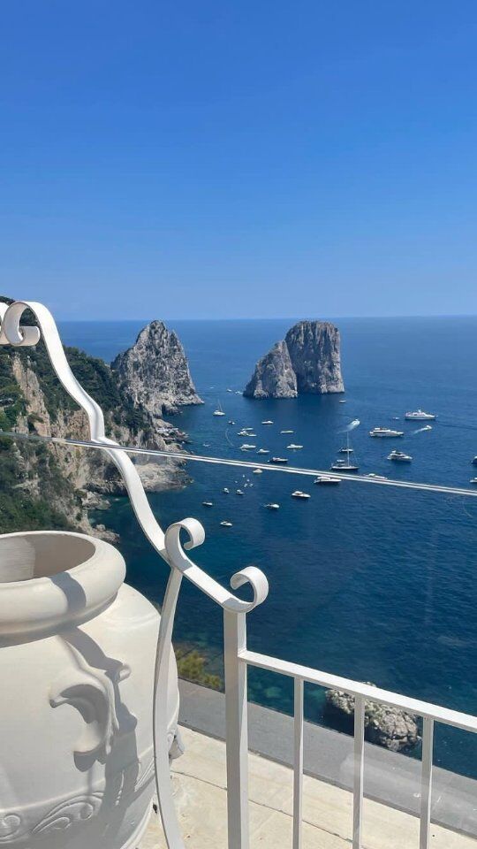 Last week I was lucky enough to get flown off for my client @design.et.al Elite Awards in Capri. Great to be back 💛

Here’s just a snippet of my trip on thwt magical Island. 💋