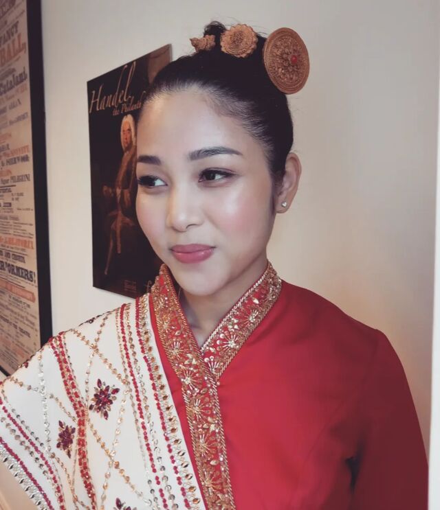 💖✨ I had the absolute pleasure of creating a stunning hair look for my beautiful bride, Erica. 🇲🇲💍

Drawing inspiration from her heritage, I got to use these stunningly intricate traditional Myanmar hairpieces. The result? A mesmerizing blend of modern elegance and cultural richness! ✨🌸

Timeless make-up created by @kayleighkmua
.
.
.
#BridalBeautyMagic #CulturalElegance #MyanmarInspiredGlam #LoveInBloom #MakeupArtistry #BridalHairGoals #CherishedTraditions