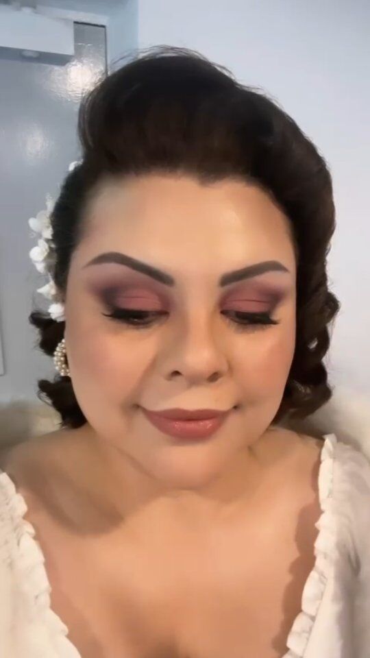 Watch the magic happen as I add the final touches to this ultra-feminine and timeless makeup look. From innocent blush and shadow tones to glamourous 1940s inspired hair. #makeup magic #pinksmokeyeye #youthfulglam #timelessbeauty 😍 💕 💖 

Make-up: me 
Hair: @catherine_and_co_hair 
Model: @makeup.and.beauty.by.bex 
Hair peice @thebobbypinuk